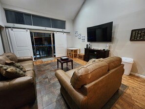 Smart TV, fireplace, stereo