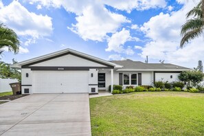 Exterior - Dog Friendly home/Hot tub/2BA/3BR/heated pool/bike (Cape Coral)