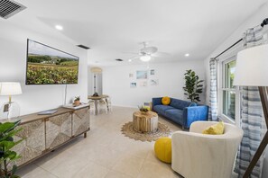 Smart TV, fireplace, books - Dog Friendly home/Hot tub/2BA/3BR/heated pool/bike (Cape Coral)