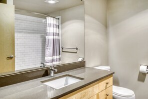 Sèche-cheveux, serviettes fournies