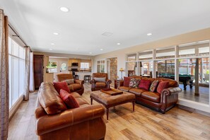 Smart TV, chimenea, videojuegos y futbolito 