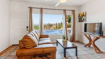 Smart-TV, Kamin, Videospiele, Tischfußball