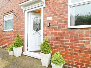Cottage | Exterior detail - Cedar Cottage (Chesterfield)