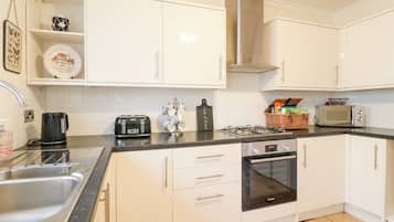 Cottage | Private kitchen | Fridge, electric kettle, cookware/dishes/utensils