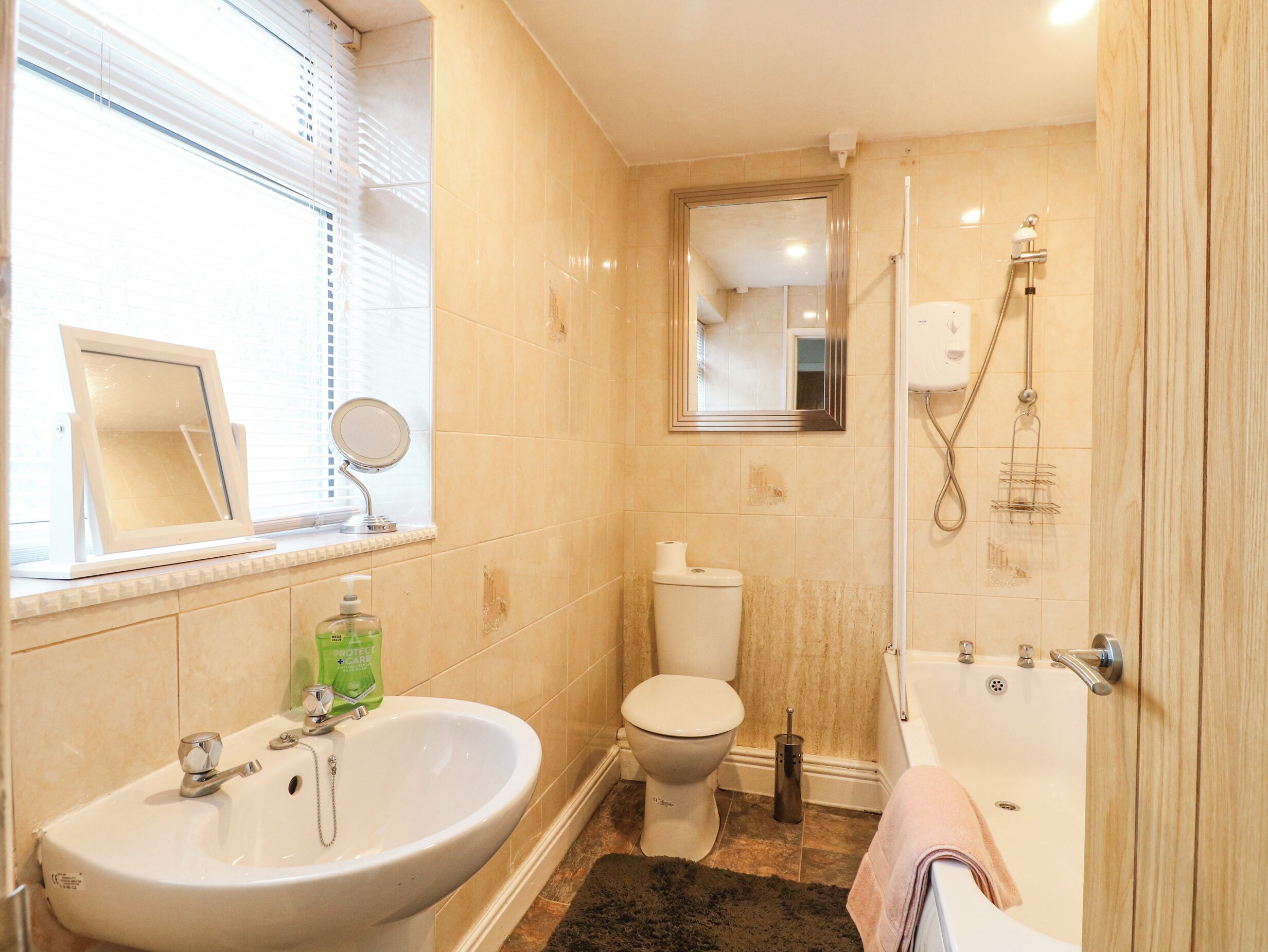 Een badkamer met een wastafel, toilet en bad.