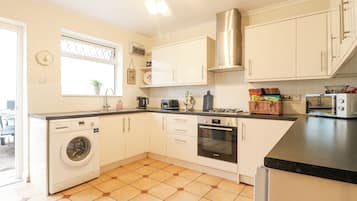 Cottage | Private kitchen | Fridge, electric kettle, cookware/dishes/utensils