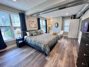 4 bedrooms, desk, iron/ironing board, free WiFi - Super updated 4BR w/ large deck (Pittsburgh)