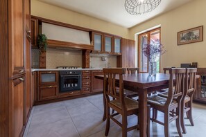 Fridge, microwave, oven, stovetop - Italian-Experience - Sunrise Hill Holiday Home (Urbisaglia)