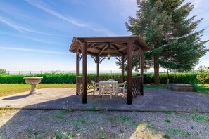 Outdoor dining - Italian-Experience - Sunrise Hill Holiday Home (Urbisaglia)