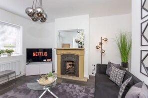 Smart TV - Piccadilly Place - 3 Bedroom House - sleeps 6 guests  in 3 bedrooms (York)
