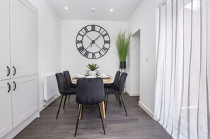 Dining - Piccadilly Place - 3 Bedroom House - sleeps 6 guests  in 3 bedrooms (York)