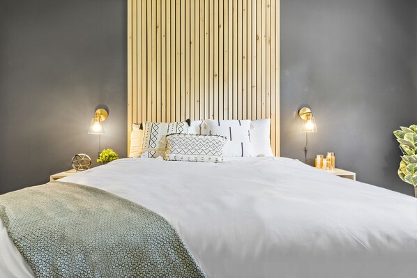 2 bedrooms, desk, WiFi, bed sheets