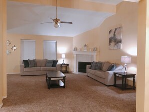 Living area - Nice cozy calm home (Missouri city)