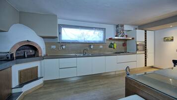 Fridge, oven, stovetop, dishwasher