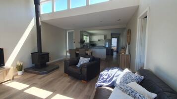 Smart-TV, Kamin, Bücher