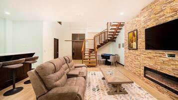 Deluxe Bungalow | Minibar, in-room safe, individually decorated, individually furnished