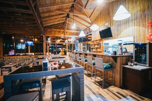 2 bars/lounges, swim-up bar, poolside bar