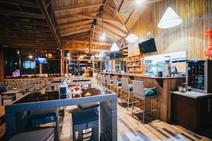 2 bars/lounges, een swim-up bar, een poolbar