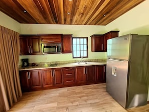 Vila superluxo, 3 quartos, para não fumantes, vista para a piscina | Cozinha privada | Cafeteira/chaleira