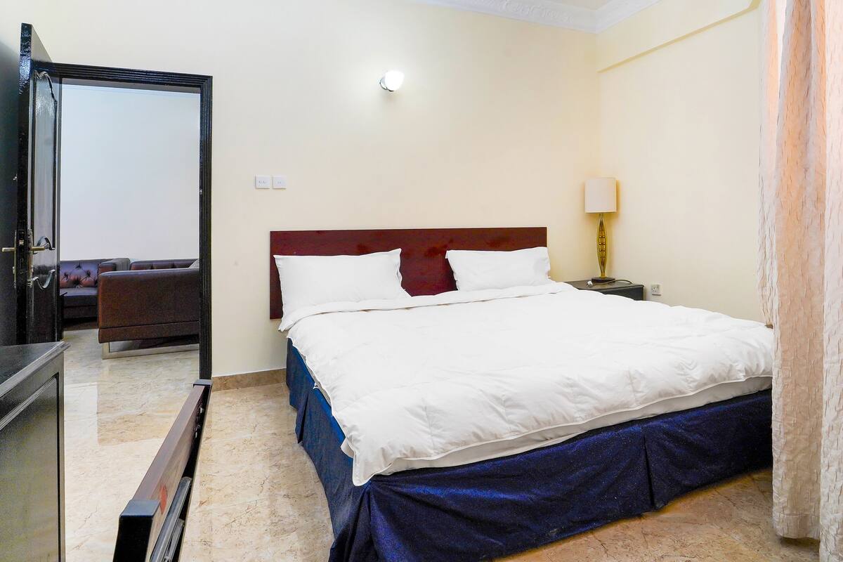 Standard Studio | Desk, WiFi (free), bed sheets