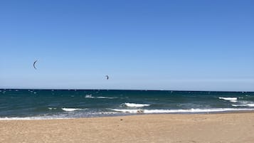 Una spiaggia nelle vicinanze, lettini da mare