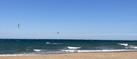 Plage à proximité, chaises longues