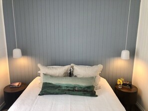 3 bedrooms, desk, iron/ironing board, WiFi - Centrally located "Bargara Beach Cottage" (Bargara)