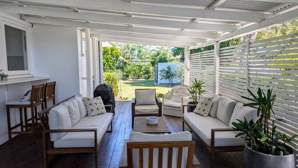 Terrace/patio - Centrally located "Bargara Beach Cottage" (Bargara)