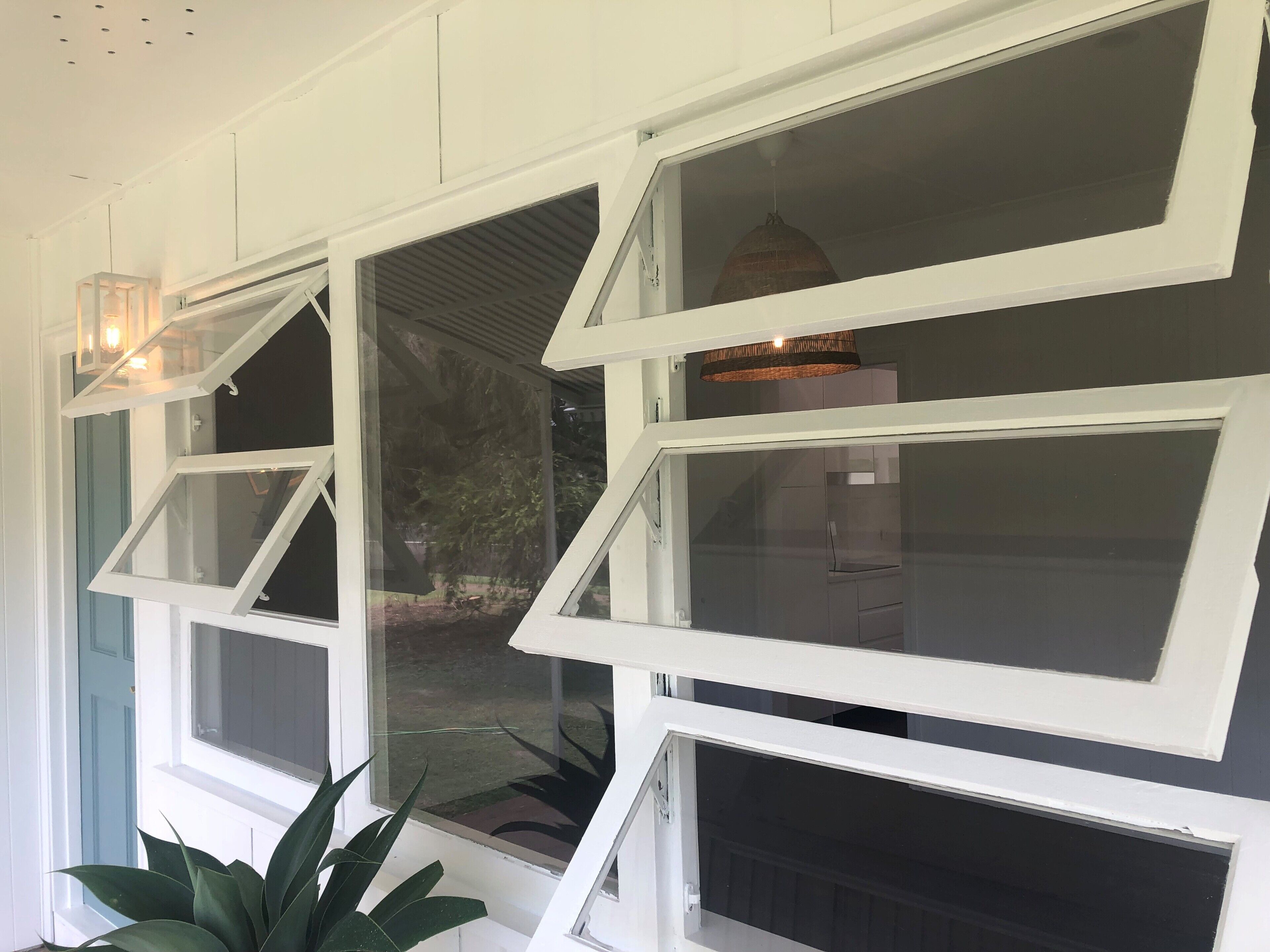 Centrally located \"Bargara Beach Cottage\" — image 6