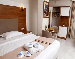 Grand Double Room | In-room safe, soundproofing, iron/ironing board, free WiFi