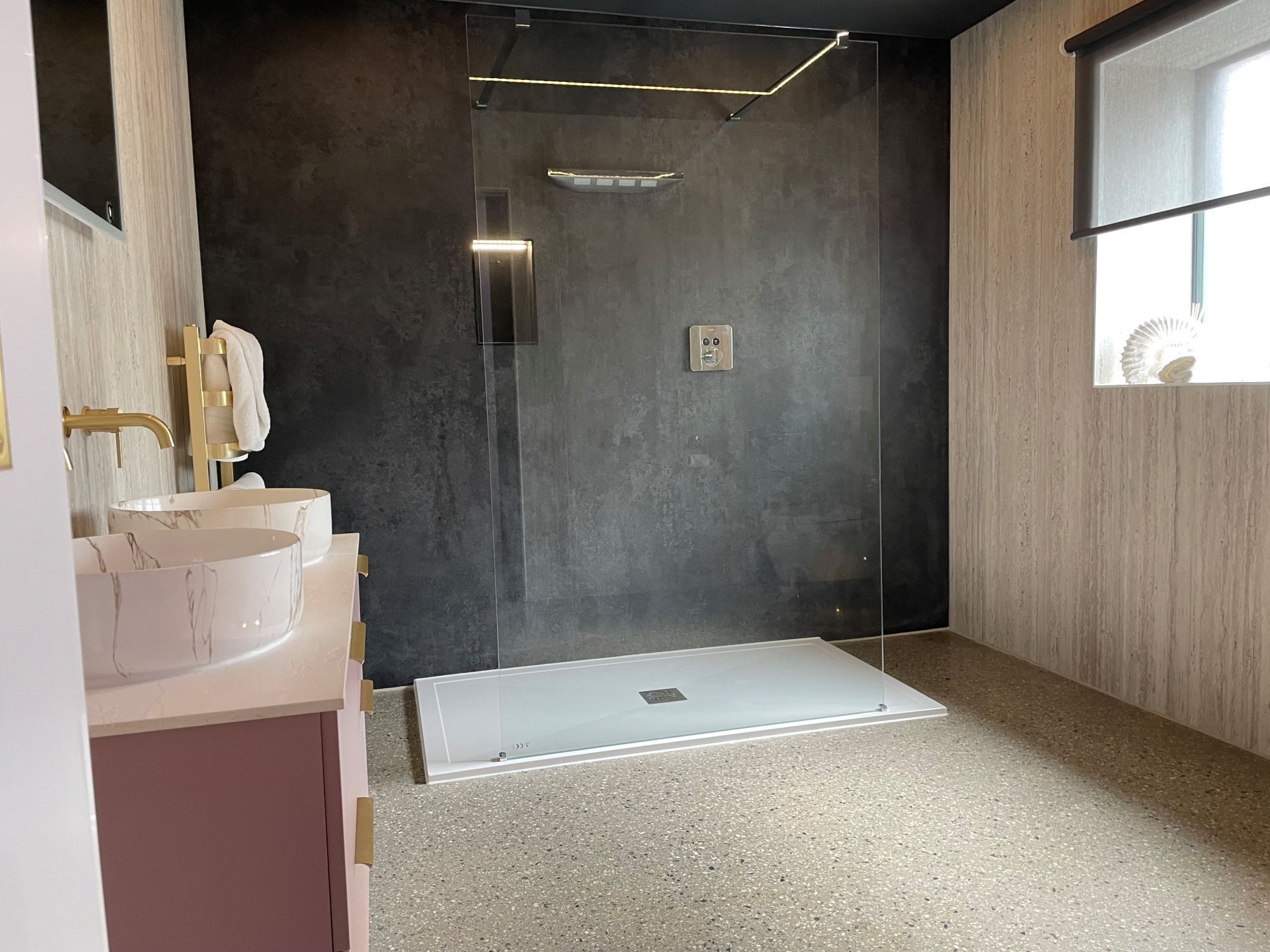 Ein modernes Badezimmer mit einem мраморной раковиной, einer Duschkabine aus Glas und einem großen Fenster.