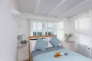 1 bedroom, iron/ironing board, internet, bed sheets - Nutshell - a cottage that sleeps 2 guests in 1 bedroom (Marazion)