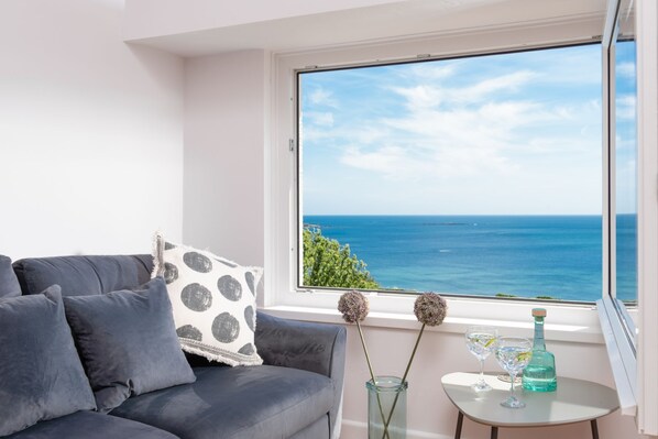 Smart TV, stereo - Nutshell - a cottage that sleeps 2 guests in 1 bedroom (Marazion)