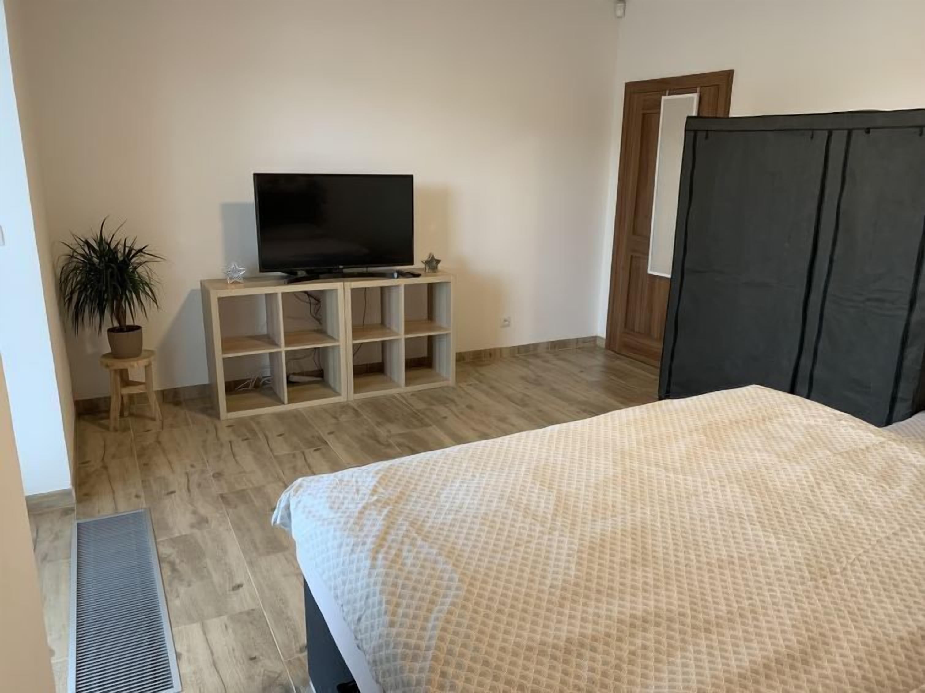1 bedroom, desk, Internet