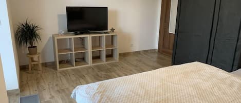 1 quarto, escrivaninha, acesso à internet