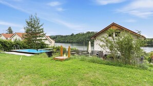Una proprietà sul lago con piscina, zona barbecue e vista lago.
