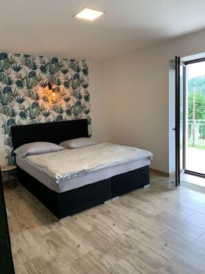 1 bedroom, desk, Internet