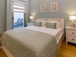 3 bedrooms, iron/ironing board, Internet, bed sheets - Villa Blue Portofino Los Cristianos, POOL (Los Cristianos)