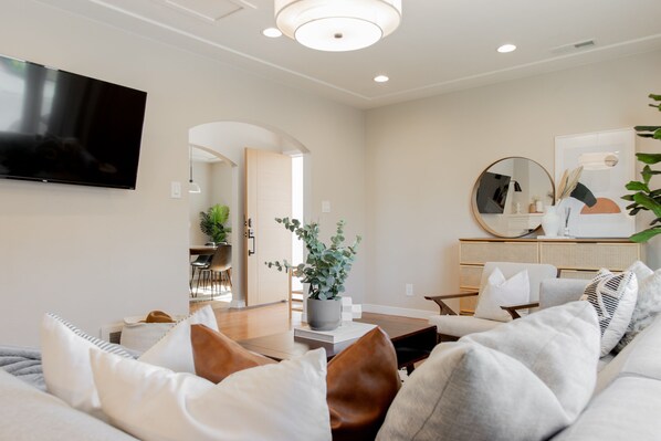 Living area - CHIC DESIGNS NEWLY REMODELED 4B/3BA (South San Francisco)