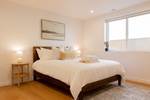 4 bedrooms, WiFi - CHIC DESIGNS NEWLY REMODELED 4B/3BA (South San Francisco)