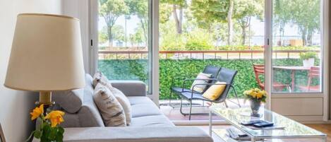 Una televisión de pantalla plana