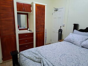1 bedroom, iron/ironing board, WiFi, bed sheets - Cozy, comfortable, and beautiful apartment located in a safe gated community. (Georgetown)