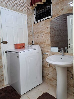 تجهيزات دش، مناشف، صابون، ورق حمّام