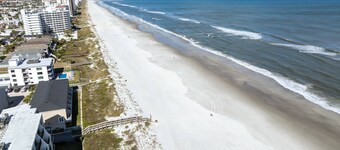 Beach Dreams- 2 blocks to beach - escape to this cozy townhome - Bikes - Beach Gear - Firepit