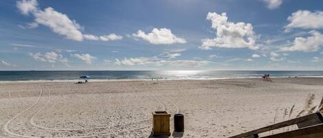 En la playa, kayaks, paseos en botes de motor y pesca