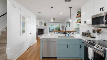 Réfrigérateur, four à micro-ondes, un four, surface de cuisson