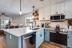 Fridge, microwave, oven, stovetop - Baby it's Cold Outside Winter Promo on 4 - 6 night stays (Jacksonville Beach)