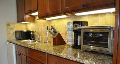 Spacious high ceiling studio w/FREE PARKING! in Central Waikiki, Luana Hotel