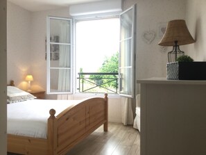 4 quartos, escrivaninha, quartos à prova de som