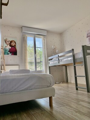 4 室のベッドルーム、デスク、防音設備、アイロン / アイロン台